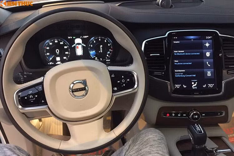 Ngồi từ phía người lái, XC90 sẽ đem lại góc nhìn rất thoáng nhờ có bảng táp-lô rộng rãi và cột A mỏng, dốc về phía sau. Giống các đối thủ cao cấp khác, bảng đồng hồ của Volvo XC90 T6 Inscription cũng hoàn toàn là một màn hình kỹ thuật số lớn, phía sau là vô-lăng được tích hợp các nút điều khiển hệ thống âm thanh và một số tính năng của xe đầy thuận tiện.
