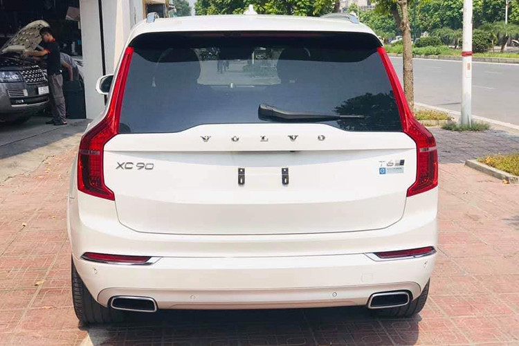 Volvo XC90 được trang bị hệ thống động cơ I4 2.0L supercharge và turbocharge, sản sinh công suất 320 mã lực tại 5.700 vòng/phút, mô-men xoắn cực đại 400 Nm tại 2.200 đến 5.400 vòng/phút, đi kèm hộp số tự động 8 cấp Gertronic và hệ dẫn động bốn bánh toàn thời gian AWD. Một số tính năng an toàn đáng chú ý như; hệ thống cảnh báo va chạm trước, hệ thống hỗ trợ giữ làn, hệ thống cảnh báo lệch làn, hỗ trợ leo/xuống dốc, đỗ xe tự động, cảnh báo điểm mù, tự động đọc biển báo...