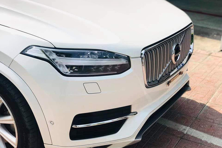 Mẫu SUV XC90 thế hệ mới dài hơn, rộng hơn và thấp hơn so với phiên bản cũ. Trái với kiểu dáng có phần hơi "cục mịch" trước đây, phiên bản mới này sở hữu thiết kế "mượt mà", tao nhã hơn. Các nẹp hai bên hông mạ chrome và bộ mâm đúc 8 cánh khiến phiên bản Inscription của dòng xe trở nên vừa hiện đại, sang trọng.
