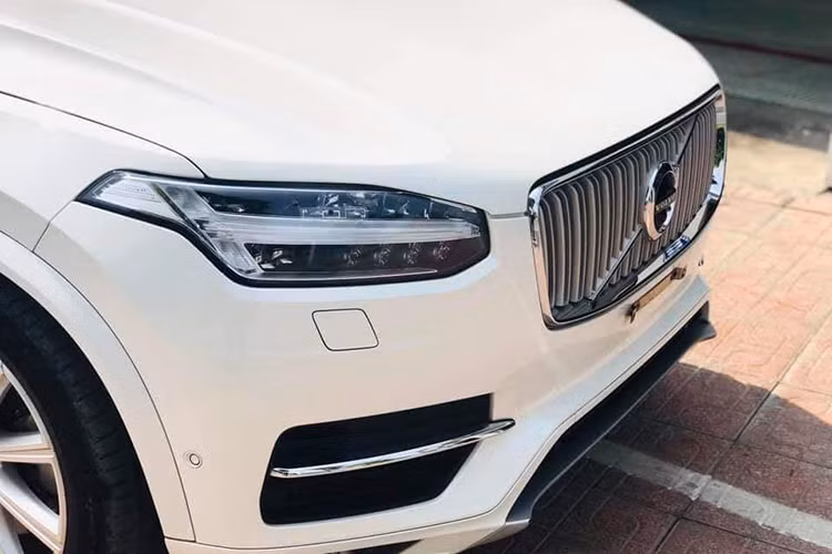 Mẫu SUV XC90 thế hệ mới dài hơn, rộng hơn và thấp hơn so với phiên bản cũ. Trái với kiểu dáng có phần hơi "cục mịch" trước đây, phiên bản mới này sở hữu thiết kế "mượt mà", tao nhã hơn. Các nẹp hai bên hông mạ chrome và bộ mâm đúc 8 cánh khiến phiên bản Inscription của dòng xe trở nên vừa hiện đại, sang trọng.