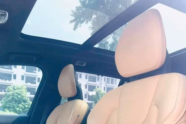 Ngoài những tiện nghi cao cấp, Volvo còn trang bị cho XC90 dàn âm thanh Premium Sound hi-end của hãng audio nổi tiếng Bowers &amp; Wilkins với 19 loa, đem tới trải nghiệm âm nhạc gần tương đương với khán phòng nhà hát để dành cho những người khó tính nhất. Ngay cả khi hàng ghế thứ 3 được mở ra, chiếc xe vẫn có khoang hành lý với thể tích 447 lít.