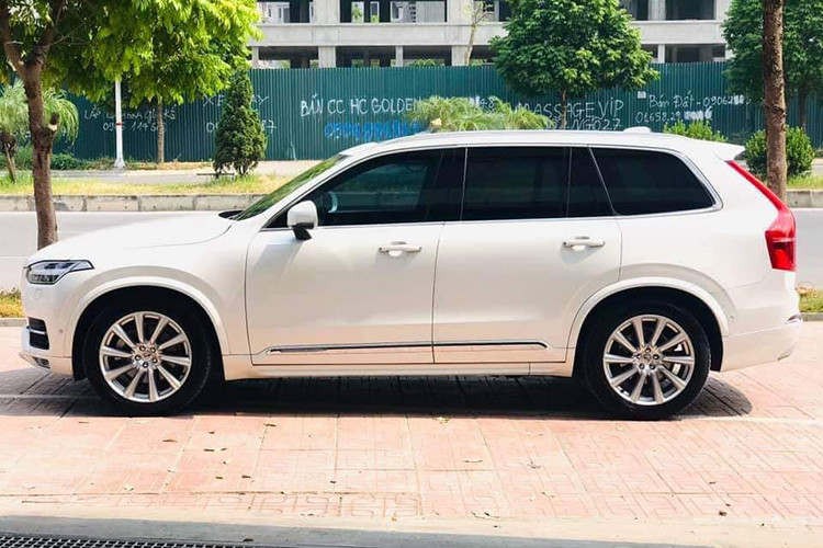 Về thiết kế, mặt trước của SUV hạng sang Volvo XC90 nổi bật với lưới tản nhiệt cỡ lớn được thiết kế kiểu nan dọc, chính giữa là 1 sọc chéo đi kèm logo, tích hợp Camera 360. Hốc hút gió phía dưới hầm hố tích hợp đèn sương mù dạng LED, cấu trúc đèn pha mỏng hơn để tạo ra nét hiện đại nhưng không mất đi bản sắc của Volvo.