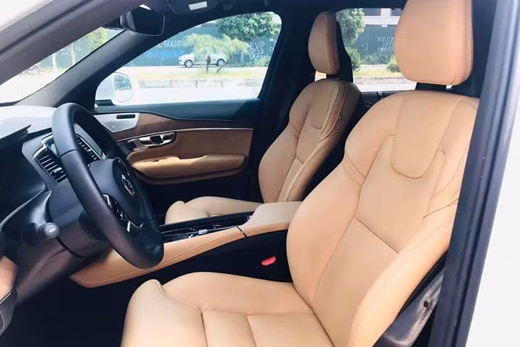 Chiếm trọn hết bảng điều khiển trung tâm là hệ thống thông tin giải trí Sensus hiện đại, với màn hình cảm ứng lên tới 12 inch và tích hợp đầy đủ các công nghệ hiện đại nhất: kết nối internet, Apple CarPlay, Android Auto, Bluetooth, hệ thống định vị... Là một mẫu SUV khá lớn nên XC90 có tới 3 hàng ghế và ngồi được 7 người.