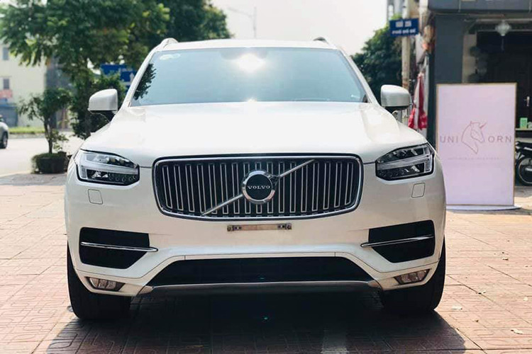 Tại thị trường Việt Nam, giá xe Volvo XC90 T6 được phân phối chính hãng với hai phiên bản: XC90 Momentum 3,399 tỷ và XC90 Inscription có giá 3,99 tỷ đồng. Chiếc xe trong bài viết này được chủ nhân chào bán với mức giá 3,59 tỷ đồng (chưa thương lượng). Đây được xem là mức giá khá tốt cho những ai yêu thương hiệu xe sang Thuỵ Điển.