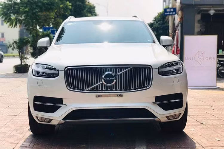 Tại thị trường Việt Nam, giá xe Volvo XC90 T6 được phân phối chính hãng với hai phiên bản: XC90 Momentum 3,399 tỷ và XC90 Inscription có giá 3,99 tỷ đồng. Chiếc xe trong bài viết này được chủ nhân chào bán với mức giá 3,59 tỷ đồng (chưa thương lượng). Đây được xem là mức giá khá tốt cho những ai yêu thương hiệu xe sang Thuỵ Điển.