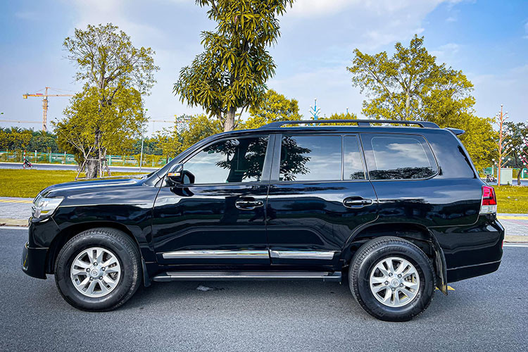 Mới đây, một chiếc Toyota Land Cruiser đời 2015 nhập khẩu chính hãng đã lăn bánh được 7 năm với oddo khoảng hơn 80.000km đang được chào bán với giá hơn 2,7 tỷ đồng. Đáng chú ý, tại thời điểm năm 2015 giá xe Toyota Land Cruiser phiên bản VX này được phân phối chính hãng với giá 2,825 tỷ đồng.