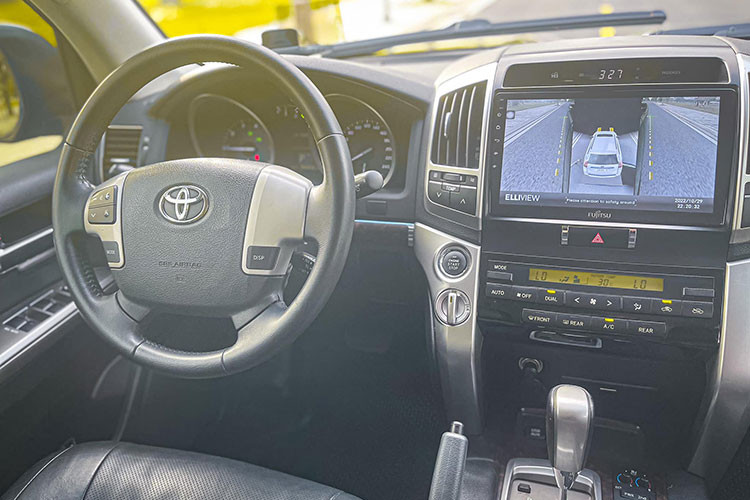 Bên cạnh đó phiên bản máy máy xăng 5.7L có giá từ 3,9 đến hơn 4 tỷ đồng. Dẫu vậy, lựa chọn mua Land Cruiser đời 2015 giá 2,7 tỷ đồng này vẫn rẻ hơn lựa chọn “đập hộp” Toyota Land Cruiser thế hệ mới đang có giá phân phối chính hãng hơn 4 tỷ đồng, chưa tính kèm lạc cả tỷ đồng và thời gian chờ "dài cổ" nhận xe.