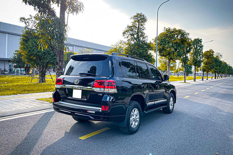 Nội thất Land Cruiser đời 2015 thiết kế sang trọng với nhiều tiện nghi hiện đại. Toàn bộ ghế ngồi được bọc da cao cấp và ốp gỗ trang trí. Hàng ghế trước ghế lái chỉnh điện 10 hướng và 8 hướng cho ghế phụ, cùng tính năng nhớ 3 vị trí. Hai hàng ghế trước của xe đều có tính năng sưởi ghế. 