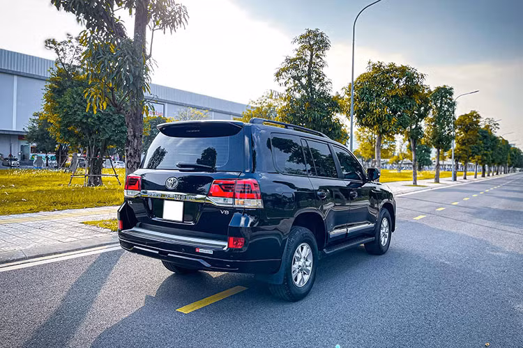 Nội thất Land Cruiser đời 2015 thiết kế sang trọng với nhiều tiện nghi hiện đại. Toàn bộ ghế ngồi được bọc da cao cấp và ốp gỗ trang trí. Hàng ghế trước ghế lái chỉnh điện 10 hướng và 8 hướng cho ghế phụ, cùng tính năng nhớ 3 vị trí. Hai hàng ghế trước của xe đều có tính năng sưởi ghế. 