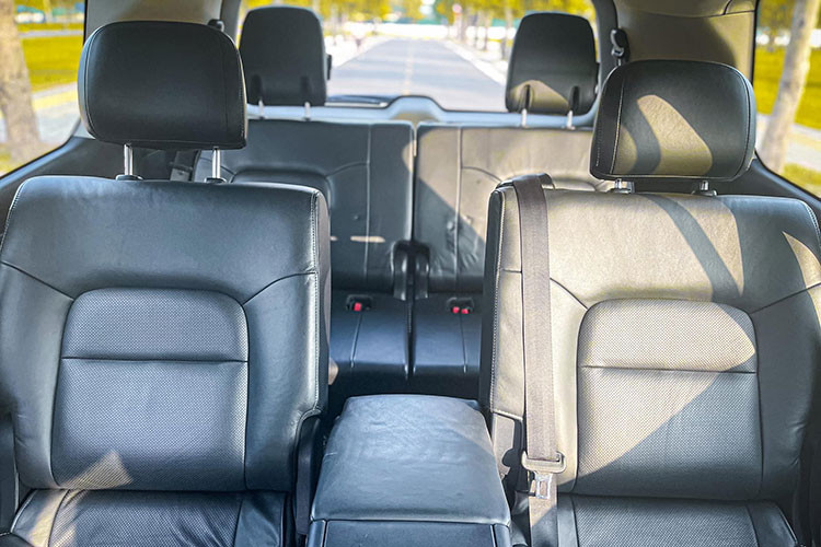 Toyota Land Cruiser đời 2015 bản VX sử dụng động cơ xăng V8 dung tích 4.6L hút khí tự nhiên, VVT-i kép sản sinh công suất tối đa 304 mã lực và mô-men xoắn cực đại 439 Nm. Sức mạnh được truyền xuống bốn bánh (toàn thời gian 4WD) có khoá vi sai trung tâm chống trượt (Torsen), thông qua hộp số tự động 6 cấp (6AT).