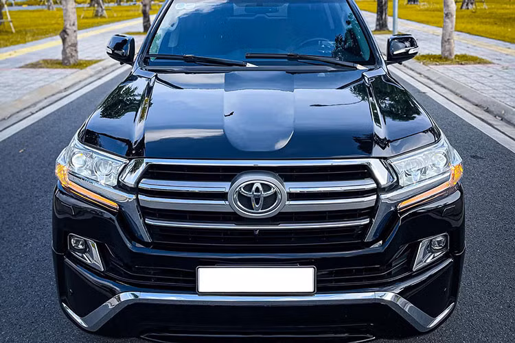 Có thể thấy, giá bán của những chiếc Toyota Land Cruiser đời cũ đã qua sử dụng tại Việt Nam không chỉ giảm mà còn tăng so với giá niêm yết trước đó, nếu chủ xe mua xe chính hãng ở thời điểm trước ngày 1/7/2016.