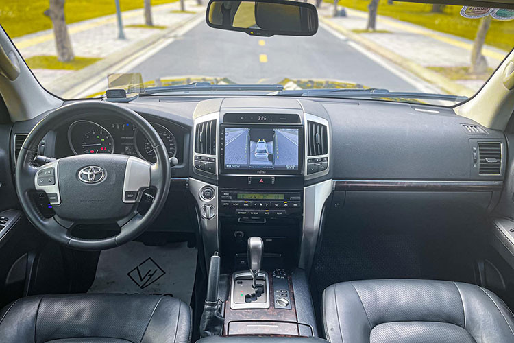 Khi áp dụng thuế tiêu thụ đặc biệt mới sau 1/7 năm 2016, giá xe Toyota Land Cruiser 4.6 VX đời 2015 đã tăng từ 2,825 tỷ đồng lên 3,7 tỷ đồng. Hiện tại, giá bán trên thị trường xe cũ của Land Cruiser đời 2015 bản V8 4.6L giao động trong khoảng từ 2,6 – 2,9 tỷ đồng.