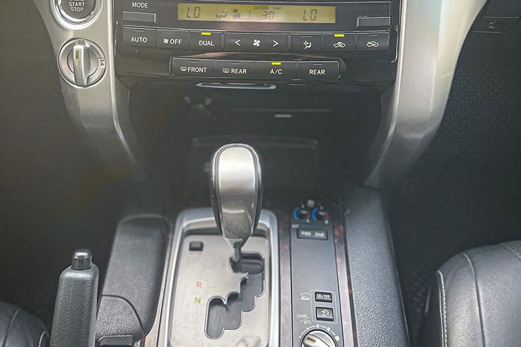 Phiên bản VX này đi kèm với các món “đồ chơi” như hệ thống tự động chỉnh vận tốc hỗ trợ xe vượt địa hình khi sa lầy cát (nhẹ) - Crawl Control, 5 chế độ lái Multi-terrain select. Hệ thống an toàn trên Land Cruiser 2015 đầy ấp như: Phanh (ABS/BA/EBD), cân bằng điện tử (VSC), kiểm soát lực kéo (A-TRC), khởi hành ngang dốc (HAC) và hệ thống 10 túi khí…