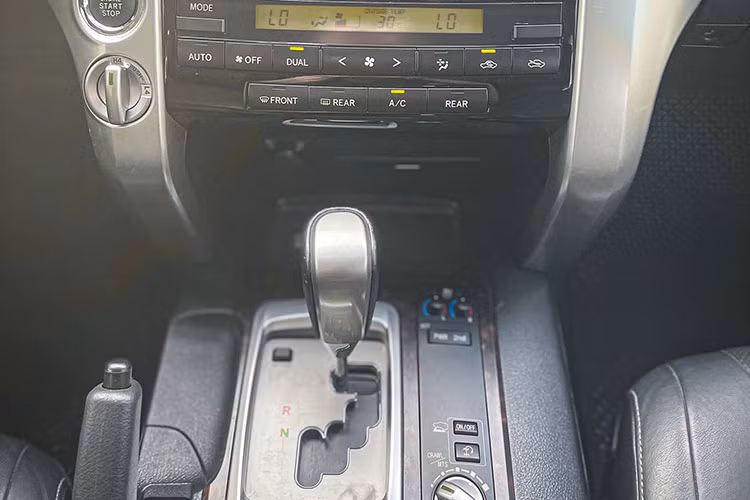 Phiên bản VX này đi kèm với các món “đồ chơi” như hệ thống tự động chỉnh vận tốc hỗ trợ xe vượt địa hình khi sa lầy cát (nhẹ) - Crawl Control, 5 chế độ lái Multi-terrain select. Hệ thống an toàn trên Land Cruiser 2015 đầy ấp như: Phanh (ABS/BA/EBD), cân bằng điện tử (VSC), kiểm soát lực kéo (A-TRC), khởi hành ngang dốc (HAC) và hệ thống 10 túi khí…