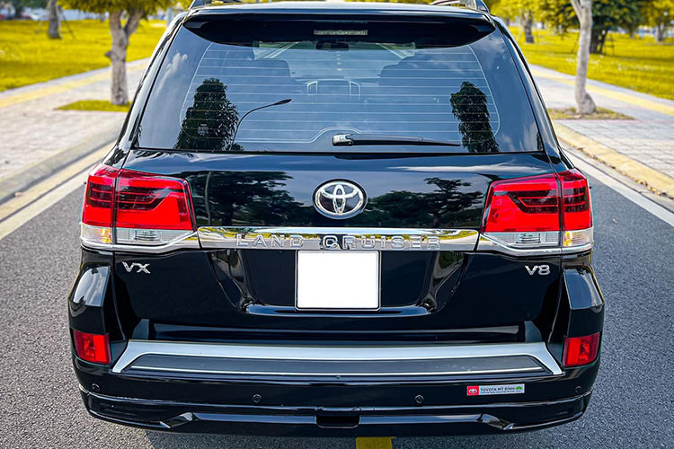 Cũng tại thời điểm năm 2015, giá xe ôtô chưa áp dụng mức thuế Tiêu thụ đặc biệt mới được áp dụng từ 1/7/2016. Tăng thuế TTĐB theo dung tích động cơ, theo đó xe có dung tích từ 3.0 – 4.0L như chiếc Land Cruiser này (máy 4.6L) sẽ tăng từ 60% lên mức 90%, trong khi xe có động cơ từ 5.0 – 6.0L là 130% và 150% đối với xe có dung tích trên 6.0L.