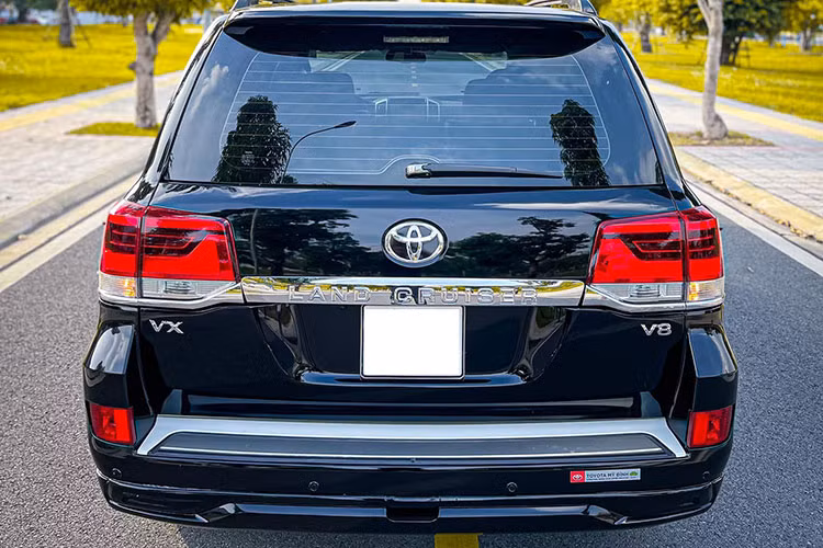 Cũng tại thời điểm năm 2015, giá xe ôtô chưa áp dụng mức thuế Tiêu thụ đặc biệt mới được áp dụng từ 1/7/2016. Tăng thuế TTĐB theo dung tích động cơ, theo đó xe có dung tích từ 3.0 – 4.0L như chiếc Land Cruiser này (máy 4.6L) sẽ tăng từ 60% lên mức 90%, trong khi xe có động cơ từ 5.0 – 6.0L là 130% và 150% đối với xe có dung tích trên 6.0L.