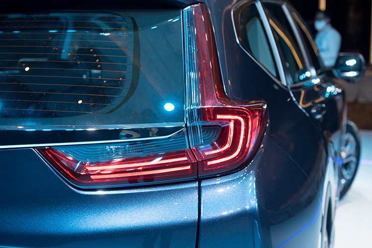 Đuôi xe Honda CR-V lắp ráp Việt Nam cũng có phần cản sau hoàn toàn mới và kết hợp ống xả 2 bên cân đối. Cụm đèn hậu dạng LED hình chữ "L" vẫn được duy trì như phiên bản đang bán ra hiện nay. Ngoài ra, những tính năng khác như cảm biến/camera lùi, đèn phanh trên cao, gạt mưa kính sau được duy trì trên CR-V.