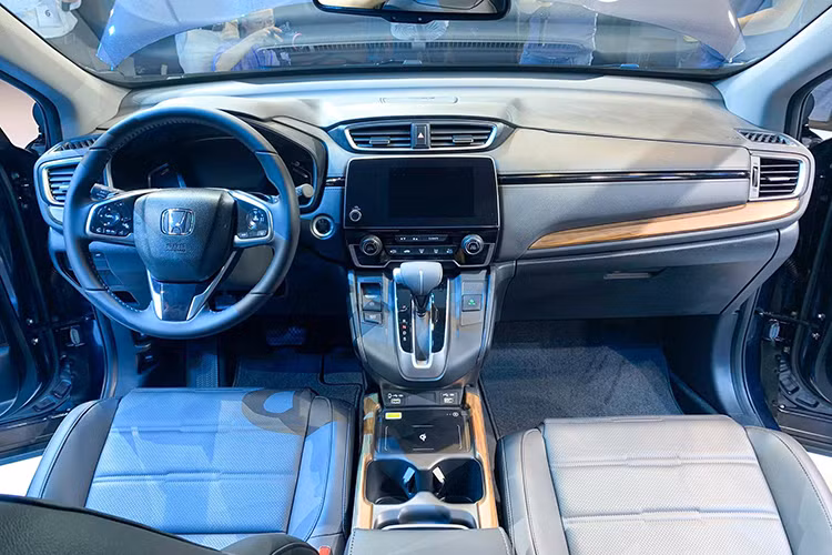 Ngoài ra, hai bản G và L còn có khoang lái cao cấp với ốp vân gỗ, màn hình cảm ứng 7 inch hỗ trợ kết nối điện thoại thông minh và dàn âm thanh 6 loa. Honda CR-V 2020 còn được trang bị hệ thống điều hoà tự động 2 vùng, cửa sổ trời, phanh tay điện tử. Đặc biệt, phiên bản L của Honda CR-V 2020 sẽ được bổ sung hệ thống sạc không dây chuẩn Qi, đá cốp rảnh tay...