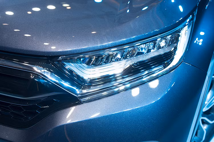Khác biệt giữa các biến thể xe đến từ cụm đèn trước, Honda CR-V bản E với cụm đèn Halogen Projector, đèn sương mù dạng LED. Trên 2 bản cao cấp G và L, Honda CR-V sử dụng đèn pha công nghệ LED với các tính năng điều chỉnh tự động, điều chỉnh góc đánh lái tự động.