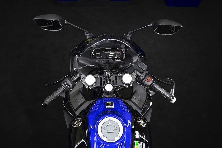 Thiết kế cụm đồng hồ của xe không thay đổi so với phiên bản thường đang bán ra thị trường hiện nay, vẫn là dạng LCD nền đen chữ vàng có chức năng báo tua máy, tốc độ, giờ, tình trạng các van biến thiên...