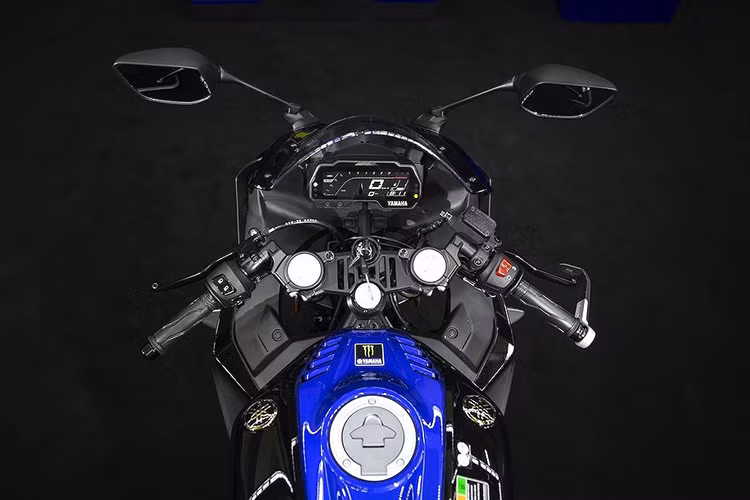 Thiết kế cụm đồng hồ của xe không thay đổi so với phiên bản thường đang bán ra thị trường hiện nay, vẫn là dạng LCD nền đen chữ vàng có chức năng báo tua máy, tốc độ, giờ, tình trạng các van biến thiên...