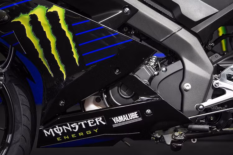 Ngoài thay đổi ở "dàn ngoài", thông số kỹ thuật của R125 Monster Energy giống y hệt so với R125 thường. Động cơ xi-lanh đơn SOHC của chiếc xe cũng có các công nghệ như như hệ thống van biến thiên VVA, hộp số 6 cấp với côn chống khóa bánh khi dồn số gấp (slipper clutch).