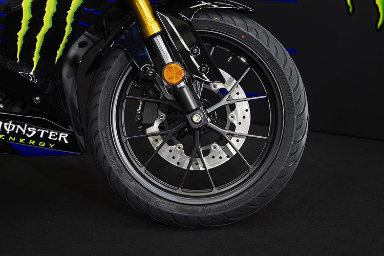 Do quy định tại châu Âu, mọi phiên bản của R125 Monster Energy cũng bắt buộc phải có hệ thống chống bó cứng phanh ABS 2 kênh. Bộ mâm 6 cây của xe cũng có thiết kế độc đáo hơn và bản lớn hơn so với R125.