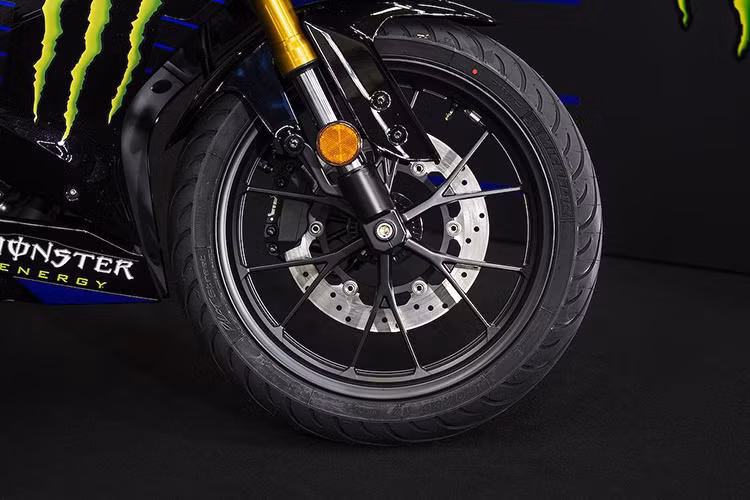 Do quy định tại châu Âu, mọi phiên bản của R125 Monster Energy cũng bắt buộc phải có hệ thống chống bó cứng phanh ABS 2 kênh. Bộ mâm 6 cây của xe cũng có thiết kế độc đáo hơn và bản lớn hơn so với R125.