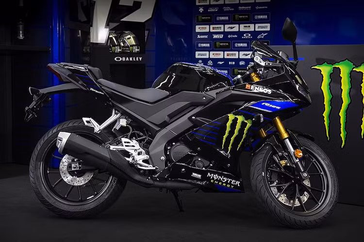 Khối động cơ trên sportbike Yamaha R125 Monster Energy đã được giảm dung tích máy từ 155cc như trên R15 xuống chỉ còn 124,7cc. Chính vì vậy, R125 có công suất nhỏ hơn là 14,75 mã lực và mô-men xoắn 12,2Nm.