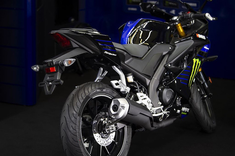 Đi kèm với mâm này là lốp Michelin Pilot Street bản 110/70/17 trước và 140/70/17 sau - trang bị chỉ có trên chiếc R3 lớn hơn tại một số thị trường nhất định.