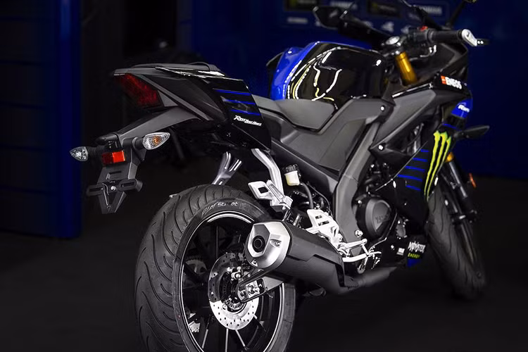 Đi kèm với mâm này là lốp Michelin Pilot Street bản 110/70/17 trước và 140/70/17 sau - trang bị chỉ có trên chiếc R3 lớn hơn tại một số thị trường nhất định.