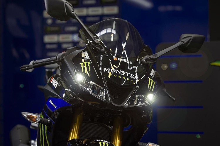 Lấy cảm hứng từ những cỗ máy của nhà sản xuất Yamaha đang được Valentino Rossi và Maverick Vinales điều khiển trên đường đua, phiên bản này được phối màu đen-xanh dương, đáng chú ý là tem dán hình logo đặc trưng của hãng nước tăng lực Monster Energy hai bên quây gió.