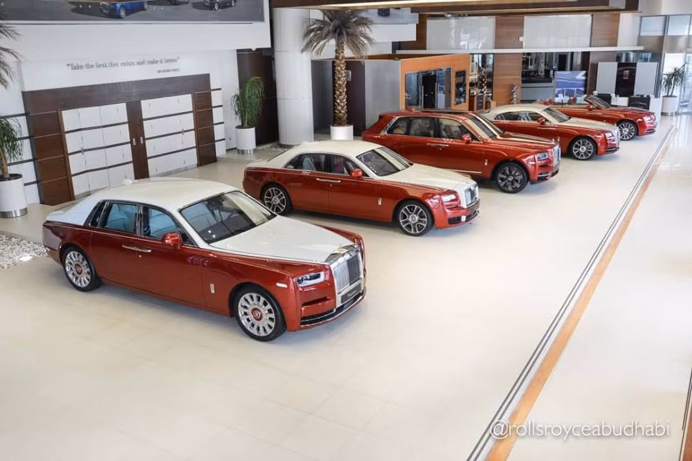 Những hình ảnh về dàn xe siêu sang Rolls-Royce triệu USD, đồng màu và xếp hàng dài trong một showroom tại Các Tiểu vương quốc Ả Rập Thống nhất đã gây choáng không ít người xem. Đây được cho là "nhà chứa" xe siêu sang Rolls-Royce đỉnh nhất thế giới khi tất cả các phiên bản đều có mặt.