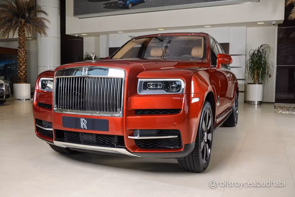Điểm nhấn của chiếc SUV siêu sang Rolls-Royce Cullinan chính là các chi tiết quen thuộc như lưới tản nhiệt "lò sưởi", thanh chia hốc gió trước, tay nắm cửa, nẹp sườn... được mạ crôm sáng bóng. Bên cạnh đó còn có logo Spirit of Ecstasy màu bạc hay bộ mâm đa chấu của xe sơn 2 màu đối lập.