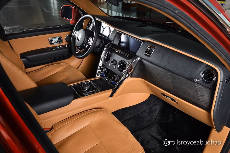 Hàng ghế sau của Rolls-Royce Cullinan khá thú vị khi được trang bị 2 option khác nhau. Với lựa chọn Lounge Seat như chiếc SUV siêu sang trong bài viết này, khách hàng chỉ có ghế dài đủ chỗ cho 3 hành khách và có thể gập chỉnh điện. Các trang bị cao cấp khác như chai đựng rượu, tủ chứa ly whisky, ly để uống champagne và ngăn lạnh...