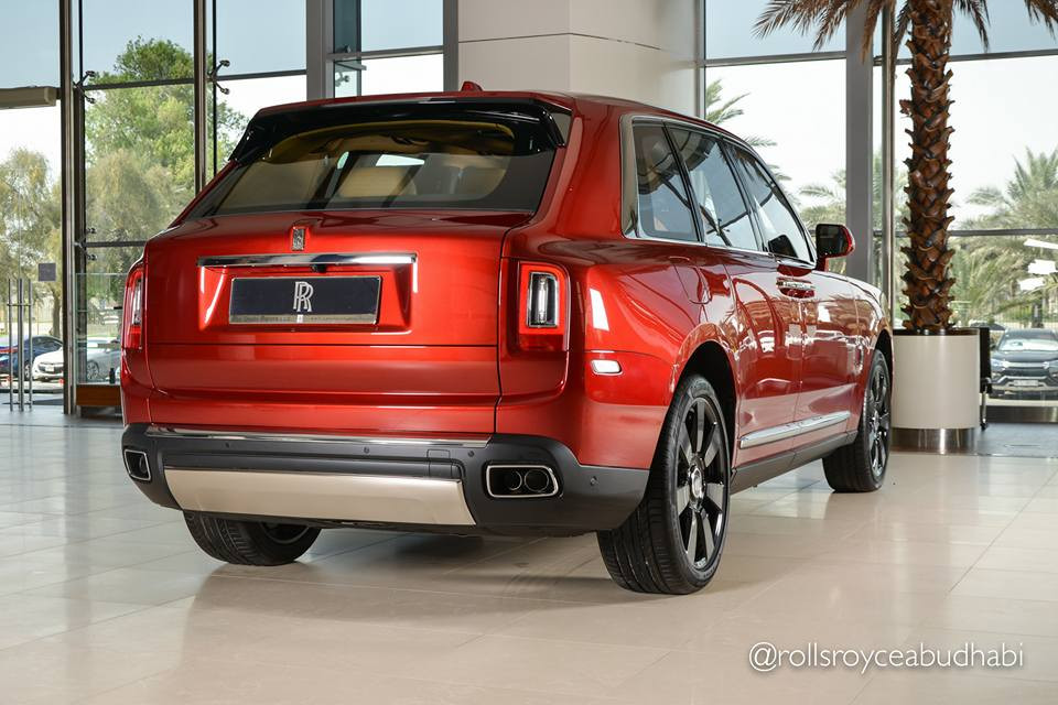 Khối động cơ trên của Rolls-Royce Cullinan 2019 hoàn toàn mới này sẽ được trang bị đi kèm với trang bị hộp số tự động ZF 8 cấp, hệ dẫn động 4 bánh toàn thời gian và đánh lái 4 bánh hoàn toàn mới khá độc đáo.