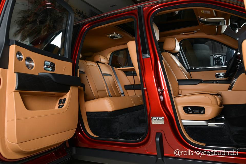 Dù được trang bị option nào cho hàng ghế phía sau, chiếc SUV siêu sang Rolls-Royce Cullinan 2019 mới này vẫn sử dụng khối động cơ V12, tăng áp kép, dung tích 6.75 lít, sản sinh công suất tối đa 563 mã lực và mô-men xoắn cực đại 850 Nm tại vòng tua máy 1.600 vòng/phút.