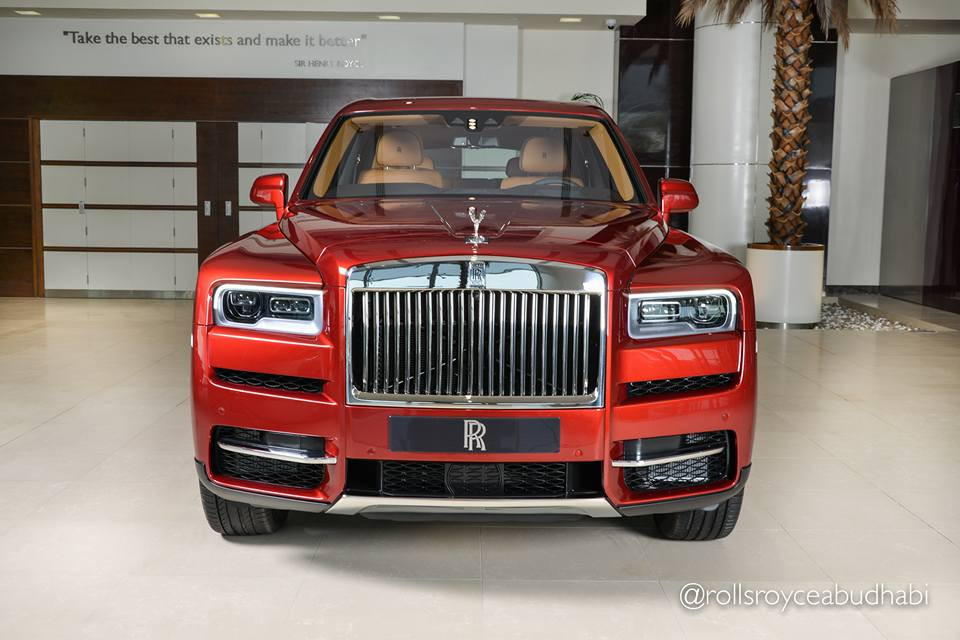 Xuất hiện trong showroom tràn ngập màu đỏ của hãng Rolls-Royce tại Các Tiểu vương quốc Ả Rập Thống nhất có chiếc SUV hot nhất thời gian vừa qua là Cullinan. Đây là 1 trong những đại lý Rolls-Royce hiếm hoi trên thế giới có chiếc SUV Cullinan để các khách hàng chiêm ngưỡng ngoài đời thực.