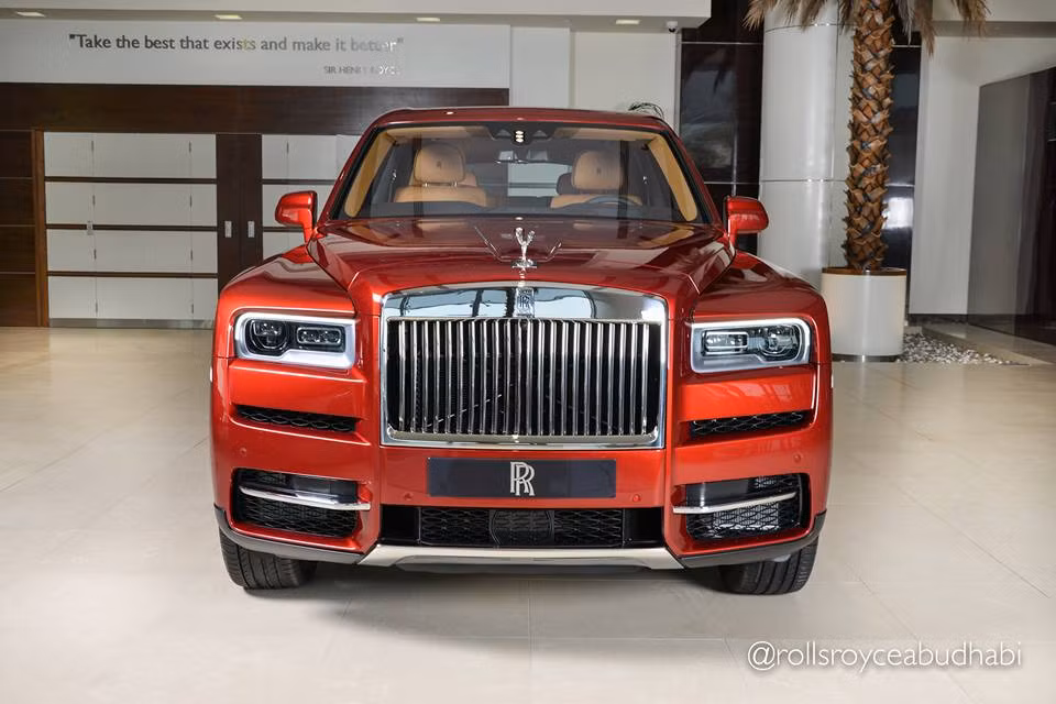 Xuất hiện trong showroom tràn ngập màu đỏ của hãng Rolls-Royce tại Các Tiểu vương quốc Ả Rập Thống nhất có chiếc SUV hot nhất thời gian vừa qua là Cullinan. Đây là 1 trong những đại lý Rolls-Royce hiếm hoi trên thế giới có chiếc SUV Cullinan để các khách hàng chiêm ngưỡng ngoài đời thực.