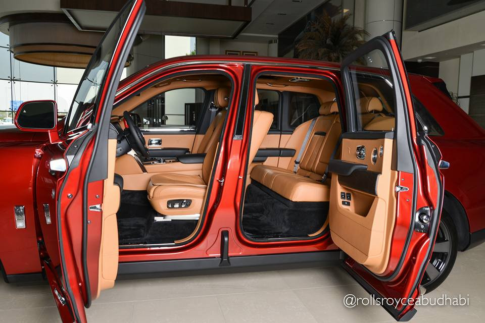 Bên trong khoang lái của chiếc Cullinan hiện ra nội thất được bọc da cao cấp màu nâu nhạt và thảm lót sàn màu đen tạo vẻ đối lập. Trước mặt người lái và hành khách ghế phụ là bảng táp-lô bọc vân gỗ đẹp mắt. Bảng đồng hồ kỹ thuật số thế hệ mới và màn hình cảm hứng thiết kế thời thượng.