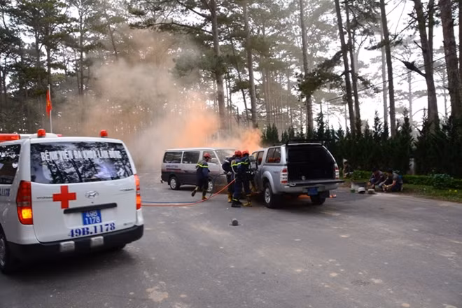Lực lượng CSGT đã khẩn trương có mặt tại hiện trường, tiến hành phân luồng giao thông, đồng thời cấp báo tới Ban chỉ huy ứng phó sự cố bức xạ và hạt nhân tỉnh Lâm Đồng.