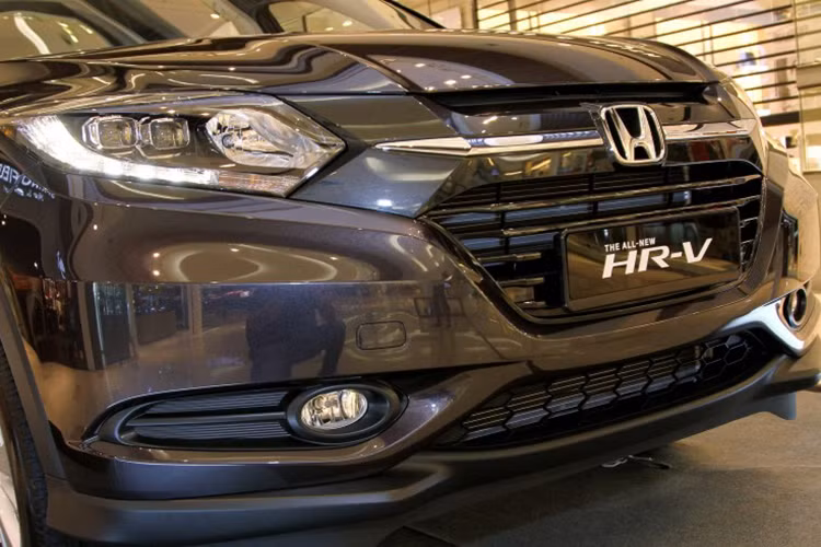 Phần thân của HR-V có "phom" khá giống chiếc Fit của Honda hiện tại. Khoảng sáng gầm xe cũng được nâng cao theo đúng phong cách crossover. Ngoài ra, phần đầu của HR-V được Honda cố tạo dáng theo “môtip” hình chữ X khiến chiếc xe trông hiện đại nhưng khá “dị”. So với chiếc CR-V lớn hơn, HR-V trông nổi bật, trẻ trung và thể thao hơn.