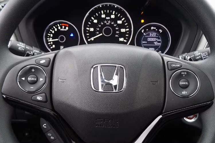 Bảng táp-lô của HR-V được làm từ nhựa mềm và có thiết kế đơn giản nhưng trực quan, vô lăng đa dạng các phím bấm. Tuy nhiên, những khe thổi gió của hệ thống điều hoà bên phía hành khách ngồi ghế trước quá dài, khiến hơi lạnh thổi quá nhiều vào hành khách ngồi trước.