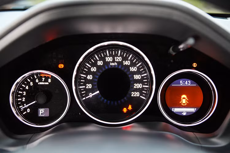 Honda tại thị trường Malaysia cung cấp 3 phiên bản S, E và EL cho HR-V. Phiên bản cơ bản HR-V S được trang bị tiêu chuẩn ghế ngồi Ultra Seat, chìa khóa thông minh khởi động bằng nút bấm, phanh điện tử, nút chế độ tiết kiệm nhiên liệu ECO, đèn đuôi LED, màn hình trung tâm cảm ứng chạm 5 inch, kết nối bluetooth, 1 cổng USB...