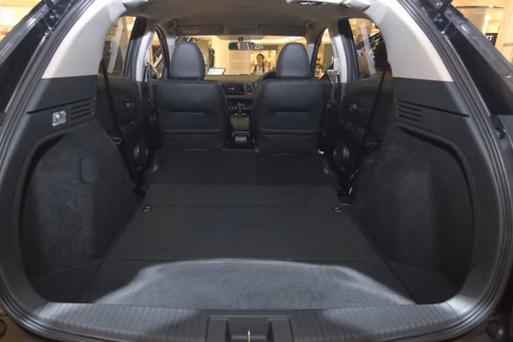 Mặc dù là một mẫu xe SUV cỡ nhỏ, tuy nhiên khoang hành lý của xe có thể tích đứng đầu phân khúc với 437 lít, so với "đối thủ" cùng phân khúc là EcoSport nó hơn tới 40 lít. Nếu gập hàng ghế sau của HR-V lại hoàn toàn, thể tích khoang hành lý sẽ lên tới 1032 lít, bỏ xa EcoSport tới 327 lít.