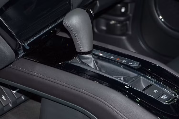 Mọi phiên bản của xe đều được trang bị sẵn hệ thống hỗ trợ leo dốc, ổn định điện tử, đo áp suất lốp trong khi 2 phiên bản cao cấp EX và EX-L Navi còn có hệ thống kiểm soát làn đường Honda Lane Watch - ngoài ra còn có điều khiển điều hòa tự động cảm ứng, tính năng an toàn ABS, EBD, hỗ trợ khởi hành ngang dốc, isofix, VSA, 2 túi khí phía trước, hệ thống âm thanh 4 hoặc 6 loa cho bản cao cấp.