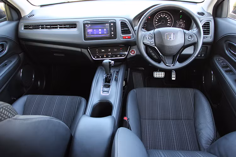 Ở bên trong nội thất, chiếc SUV cỡ nhỏ HR-V sở hữu các chi tiết được "bê nguyên" từ Fit sang. Tuy nhiên chiếc xe sử dụng ghế thể thao hơn cùng các lựa chọn màu nội thất cá tính là bạc-đen hoặc cam-đen. Các phiên bản cao cấp sẽ được trang bị hệ thống thông tin giải trí với màn hình 7 inch cảm ứng và kết nối smartphone trên bảng táp-lô.