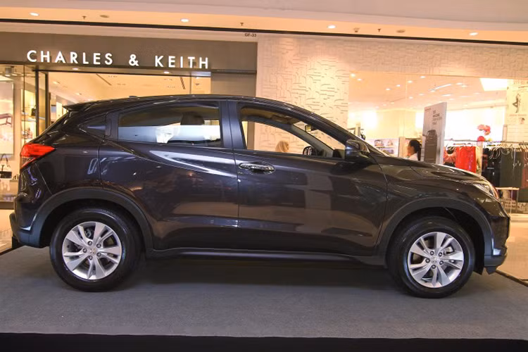 Mẫu xe SUV cỡ nhỏ Honda HR-V được phát triển dựa trên khung sườn của 2 người anh em Honda City và Jazz, nhưng có chiều dài cơ sở lớn hơn, kích thước 2.610 mm, dài hơn City 10 mm và dài hơn Jazz 80 mm. Với thiết kế 1 chiếc SUV, HR-V cao hơn hẳn so với 2 người anh em.