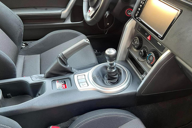 Trái tim của Toyota 86 là khối động cơ boxer 4 xy-lanh hút khí tự nhiên 2.0L chia sẻ từ Subaru, công suất từ 200 đến 207 mã lực tùy phiên bản. Đi kèm với động cơ này là hệ dẫn động cầu sau và hộp số sàn 6 cấp Toyota TL70.