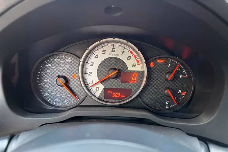 Xe được trang bị ghế thể thao bọc nỉ và da tổng hợp. Bảng taplo của xe được ốp chất liệu Alcantara cùng logo 86 dập chìm. Thông số trên bảng đồng hồ cho thấy xe mới chỉ đi được 680 dặm (khoảng 1.094 km) – một con số rất ít so với chiếc xe đã ra mắt hơn chục năm. 